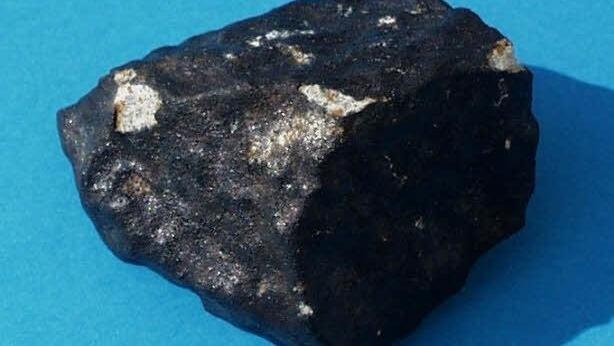 So sehen Meteoriten-Bruchst&uuml;cke aus. Foto: Dieter Heinlein