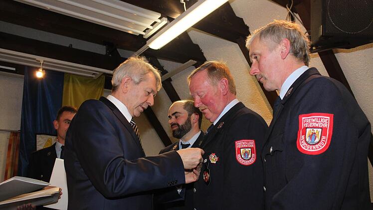 Die Feuerwehrleute aus Herzogenreuth werden geehrt. Foto: Carmen Schwind