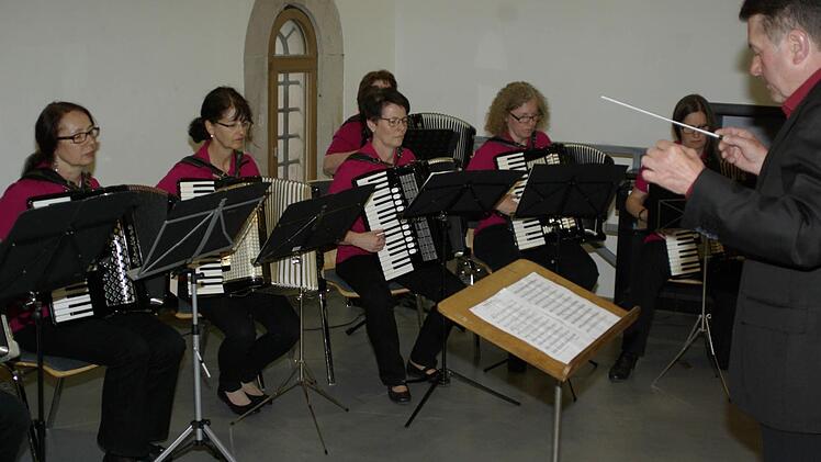 Das Akkordeon-Orchester Hammelburg unter Leitung von Thaddeus Folwarczny. Foto: Winfried Ehling