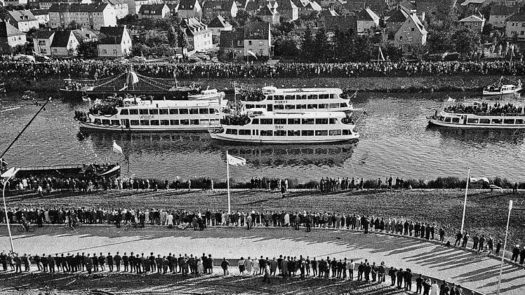 Tausende drängten sich auf den Böschungen, um zu Zeugen eines historischen Ereignisses zu werden.  Foto: Stadtarchiv