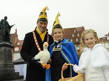 Die Gänseverlosung der Narrhalla beim verkaufsoffenen Sonntag ist einer der Publikumsrenner. Präsident Thomas Eck sowie das Kinderprinzenpaar Anton (Vesely) udn Nele (Zetzmann). Fotos: Simone Bastian
