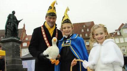 Die Gänseverlosung der Narrhalla beim verkaufsoffenen Sonntag ist einer der Publikumsrenner. Präsident Thomas Eck sowie das Kinderprinzenpaar Anton (Vesely) udn Nele (Zetzmann). Fotos: Simone Bastian