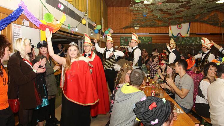Das Prinzenpaar der Untersiemauer Wehr, Ihre Lieblichkeit Melissa die I. vom Sonnenschein und Seine Tollität Prinz Daniel II. von den Rodachauen riefen bei ihrem letzten Auftritt die Besucher zur Heiterkeit und Fröhlichkeit auf. Foto: Michael Stelzner