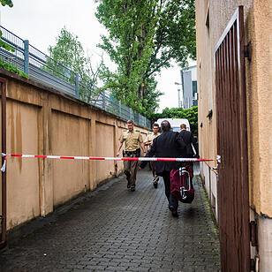 Erneuter Prostituiertenmord in Nürnberg: Leiche in Modellwohnung gefunden
Polizei geht von einem Tötungsdelikt aus – Details zu den Todesumständen noch unklar – Spurensicherung noch bei der Arbeit
