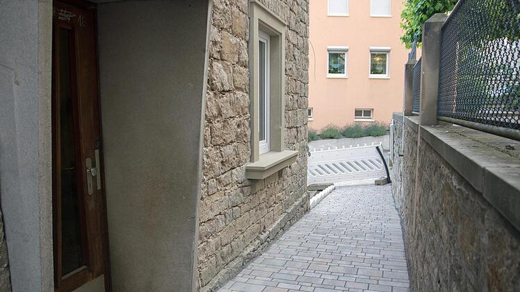 An der alten Schule in Gädheim, die derzeit saniert wird, wurde zur Straße hin ein barrierefreier Zugang geschaffen und die Rampe gepflastert.