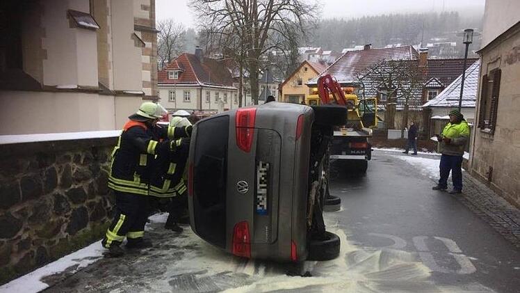 Mit vereinten Kräften beendeten die Einsatzkräfte die seitliche Lage des Wagens. Foto: Andreas Schmitt