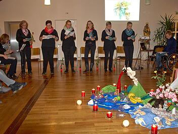 Das Weltgebetstagteam aus Steinwiesen (von links Daniela Krumpholz, Elke Krumpholz, Kathrin Gremer-Schneider, Steffi Kolb, Ingrid Renk, Claudia Völk und Simone Michel) schauen auf den wunderschön gestalteten Altar aus Surinam.Susanne Deuerling