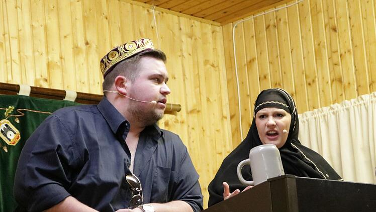 Aische und Ekrem (Mona-Isabelle und Nicolas Peter) ließen sich über Deutsche und Deutsch und andere Unzulänglichkeiten aus. Foto: Klaus Klaschka