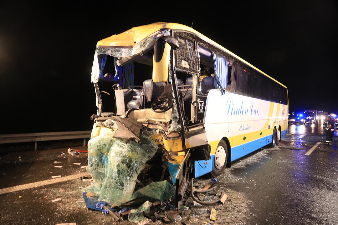 Schweres Busunglück auf A3 in Unterfranken: 18 Verletzte - ein Toter