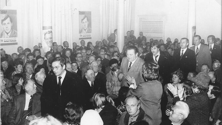 Franz Josef Strauß spricht 1974 im Vereinshaus; von rechts: Staatssekretär Simon Nüssel und  MdL Herbert Hofmann. Foto:  Stadtarchiv Kulmbach