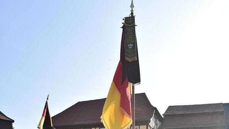 Im Stechschritt brachte die Fahnenabordnung der Bürgerwehr die schwarz-rot-goldene Fahne durch das Unfindener Tor auf den Marktplatz.Gerold Snater