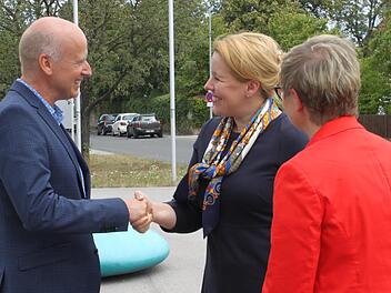 Der Knetzgauer B&uuml;rgermeister Stefan Paulus (CWG/SPD) wurde erneut mit &uuml;berw&auml;ltigender Mehrheit nominiert. Die Bilder zeigen ihn beim Besuch der Bundesfamilienministerin Franziska Giffey (Mitte) im vergangenen Juli. Christiane Reuther/Archiv