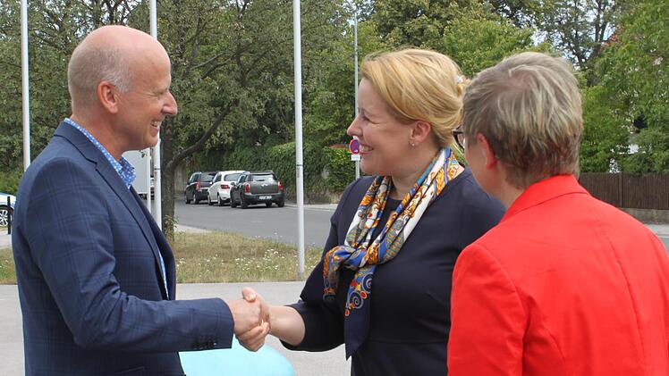 Der Knetzgauer B&uuml;rgermeister Stefan Paulus (CWG/SPD) wurde erneut mit &uuml;berw&auml;ltigender Mehrheit nominiert. Die Bilder zeigen ihn beim Besuch der Bundesfamilienministerin Franziska Giffey (Mitte) im vergangenen Juli. Christiane Reuther/Archiv