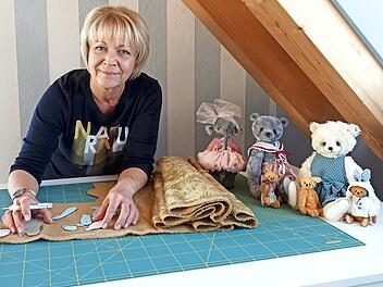 Edith Lodes-Nowotnys Leidenschaft: Sie entwirft und fertigt &bdquo;Kledi-B&auml;ren&ldquo;.