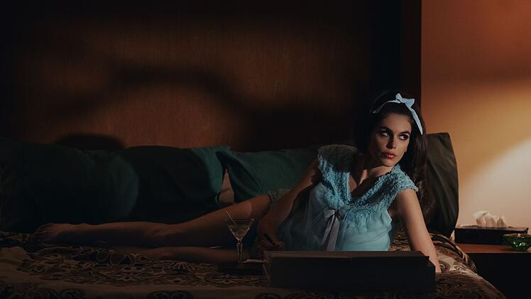 Einst betrog Douglas seine Verlobte Linda mit Maxine - die nichts von seinem Leben in Palm Springs wusste. Nun hat er Maxine mit Mitzi (Kaia Gerber) aus dem Nagelstudio betrogen und erwartet ein Baby mit ihr.