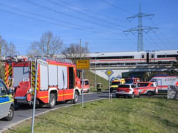 Oberleitung f&auml;llt auf ICE: Hunderte Reisende sitzen fest