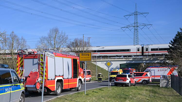 Oberleitung f&auml;llt auf ICE: Hunderte Reisende sitzen fest