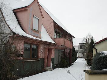Mit dem gesamten Areal östlich der Fortuna Kulturfabrik in Höchstadt sollen auch diese schon länger verlassenen Gebäude abgerissen werden. Foto: Andreas Dorsch