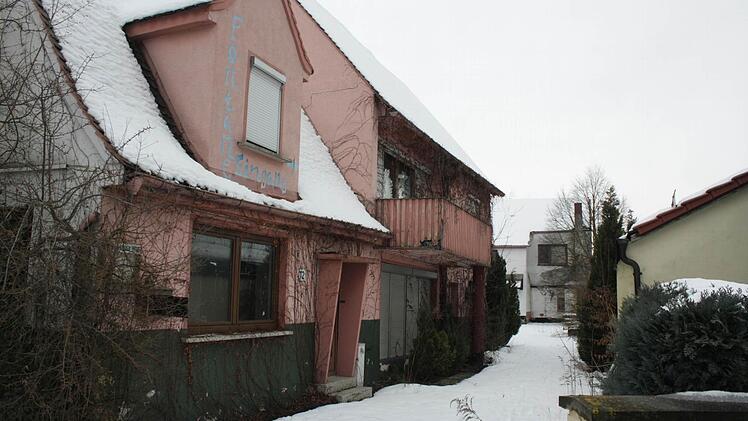 Mit dem gesamten Areal östlich der Fortuna Kulturfabrik in Höchstadt sollen auch diese schon länger verlassenen Gebäude abgerissen werden. Foto: Andreas Dorsch