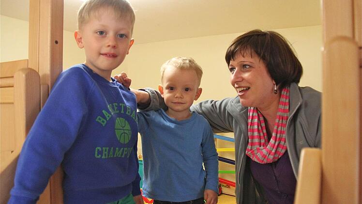 Begeistert über die Generalsanierung des Kindergartens St. Andreas sind Felix, Lukas und Gabi Morper (v. l.).