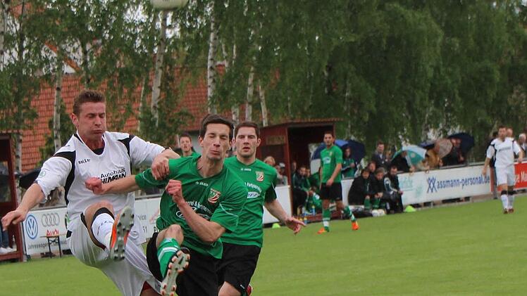 Dass Abtswinds Keeper nicht in Schwierigkeiten kommt, verdankt er der Rettungstat seines Mitspielers Axel Zehnder (rechts), der vor dem Karlburger Martin Holzmann an den Ball kommt. Foto: Thomas