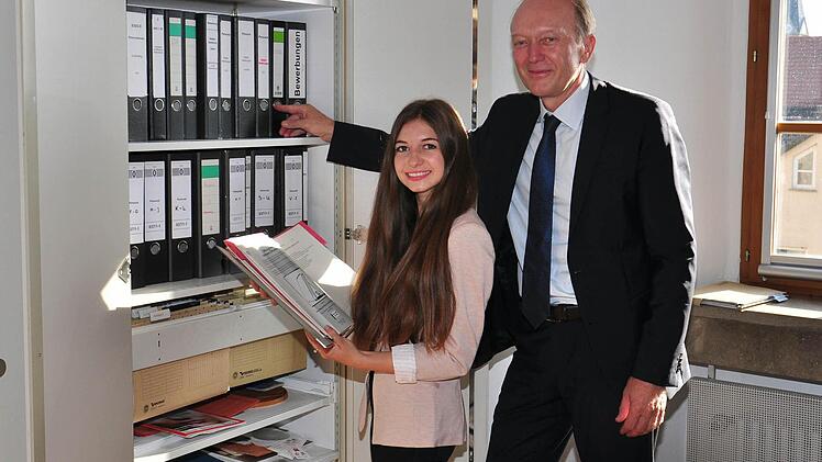 Tanja Silge aus Trossenfurt ist eine der sechs neuen Auszubildenden am Landratsamt Haßberge. Sie wird zunächst in der Hauptverwaltung mit der Mietverwaltung der Asylbewerber und in der Arbeitsgruppe Dokumentenmanagement mit der Digitalisierung der Akten befasst sein. Mit im Bild Geschäftsstellenleiter Horst Hofmann. Fotos: Ulrike Langer