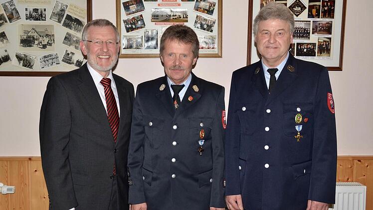 Die beiden Lauterer Gerhard Scharf und Waldemar Metz (rechts) wurden von Bürgermeister Waldemar Bug aus dem aktiven Dienst verabschiedet. Foto: Kathrin Kupka-Hahn