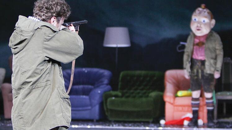 Wilhelm Tell (Daniel Scholz) benutzt in Nürnberg ein Gewehr für den berühmten Schuss auf den Sohn (Pius Maria Cüppers).  Foto: Marion Bührle