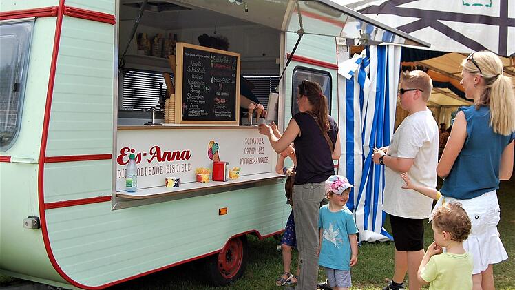 Gegen die große Hitze konnte am Sonntag die Eis-Anna helfen. 700 Jahre Rupboden Foto: Sigismund von Dobschütz