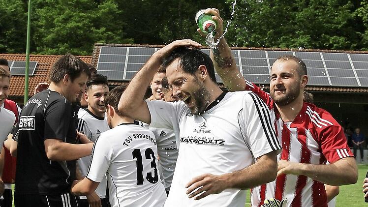 Ende Mai ließ sich Sonnefelds Spielertrainer Bastian Renk nach dem Aufstieg in Schammelsdorf von seinen Kollegen feiern.  Foto: sportpress