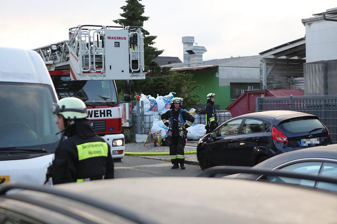 Nürnberg: Brand in Lagerhalle