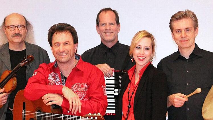 Der bekannte Liedermacher und Pfarrer Clemens Bittlinger (Zweiter von links) gastiert am Vorabend des ersten Advent mit seiner Band in der Ziegelhüttener Friedenskirche. Foto: privat