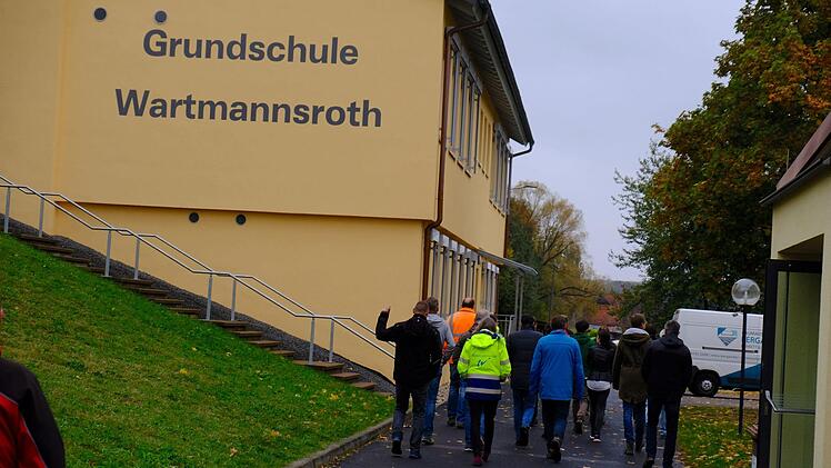 An der Grundschule in Dittlofsroda gab es einen Ortstermin für die Gewässer-Nachbarschaft des Landkreises Bad Kissingen.Gerd Schaar
