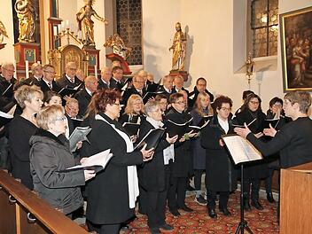 Gemeinsamer Auftritt der beiden Chöre im Adventskonzert in der St.-Sebastian-Kirche  Fotos: Mathias Erlwein
