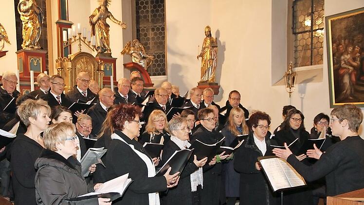 Gemeinsamer Auftritt der beiden Chöre im Adventskonzert in der St.-Sebastian-Kirche  Fotos: Mathias Erlwein