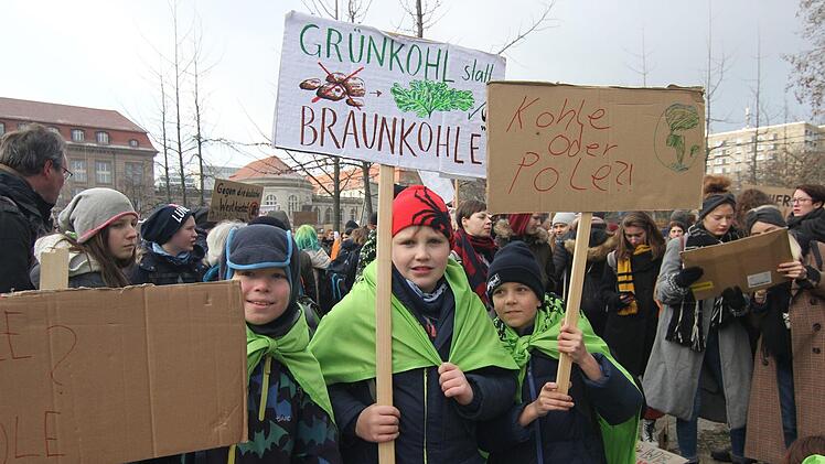 In Berlin, von wo unser Foto stammt, demonstrierten Schüler schon häufiger für mehr Klimaschutz. Jetzt hat die Protestbewegung auch Coburg erreicht.Foto: Garud/dpa