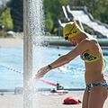 Das Nürnberger Westbad ist am Samstag in die Freibad-Saison gestartet. Eine der ersten Besucherinnen ist Anja. Foto: Timm Schamberger/dpa