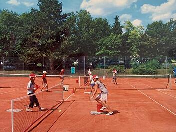 Ein Tennis-Boom, ausgelöst durch die Tennis-Asse Steffi Graf und Boris Becker, ergriff auch in der Saalestadt Kinder und Jugendliche. Egon Schaub-Römisch