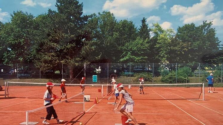 Ein Tennis-Boom, ausgelöst durch die Tennis-Asse Steffi Graf und Boris Becker, ergriff auch in der Saalestadt Kinder und Jugendliche. Egon Schaub-Römisch