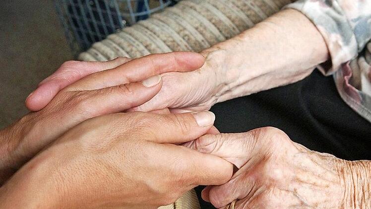 Immer mehr Menschen sind auf Pflege zu Hause angewiesen, doch den Pflegediensten fehlt das Personal. Foto: CT-Archiv
