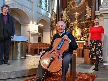 Schauspieler Martin Neubauer (links), Cellist Karlheinz Busch und Schauspielerin Eva Steines in der Karmelitenkirche.  Foto: Ronald Rinklef