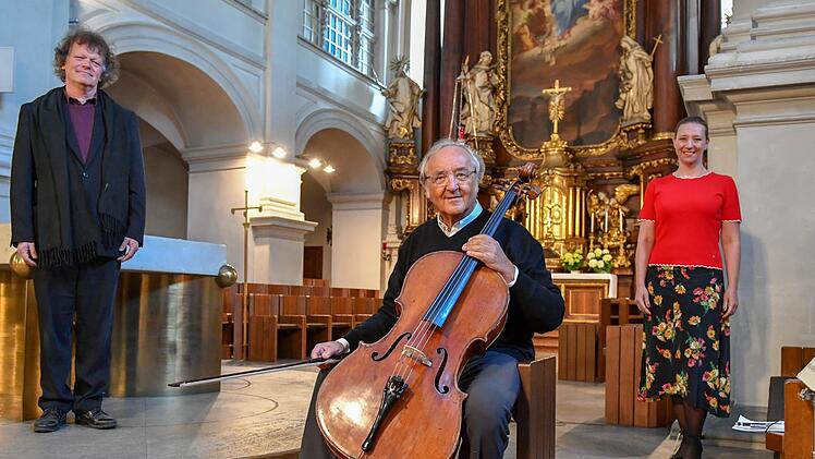 Schauspieler Martin Neubauer (links), Cellist Karlheinz Busch und Schauspielerin Eva Steines in der Karmelitenkirche.  Foto: Ronald Rinklef