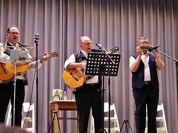 Sorgen für die richtigen Töne und die Stimmung: (von links) Toni Seller, Edmund Seller, Ewald Kiesel