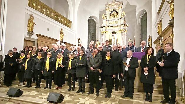 Alle Ch&ouml;re sangen am Ende des Konzerts zusammen mit den vielen Zuh&ouml;rerinnen und Zuh&ouml;rern in der Kirche St. Martin in Eggolsheim das Weihnachtslied &bdquo;Macht hoch die T&uuml;r, die Tor macht weit&ldquo;.