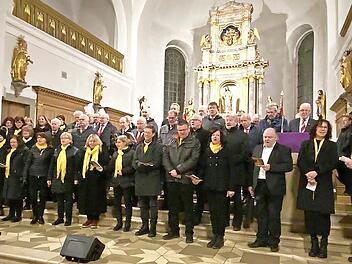 Alle Chöre sangen am Ende des Konzerts zusammen mit den vielen Zuhörerinnen und Zuhörern in der Kirche St. Martin in Eggolsheim das Weihnachtslied „Macht hoch die Tür, die Tor macht weit“.