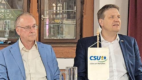 Ulrich Kutz (links) hatte Steffen H&ouml;rtler eingeladen, CSU-Vorsitzender und Stiftungsdirektor der Stiftung Heiligenhof. An diesem Tag war er in seiner Funktion als Mitglied im Aufsichtsrat des ZDF beim Stadtgespr&auml;ch der CSU.