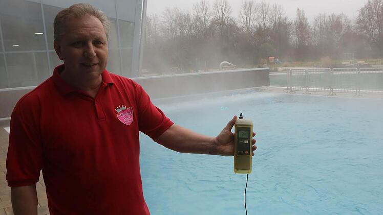 34 Grad hat das Außenbecken. "Unseren Gästen kann es nicht warm genug sein", sagt Peter Lutz.