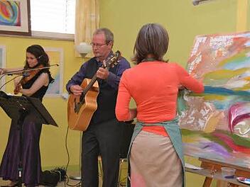 Von der Musik inspiriert malte Thea Kessler ein Bild. Die Besucher des Saale-Musicums in Ramsthal konnten den Musikern lauschen und gleichzeitig der Künstlerin beim Entstehen des Gemäldes über die Schulter schauen.  Foto: Andreas Lomb