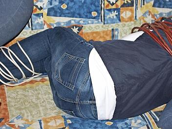Auf dem eigenen Sofa gefesselt wurde Anna eine ganze Nacht lang von ihrem Ex-Freund gefoltert. Noch immer versucht sie, ihre traumatischen Erlebnisse zu verarbeiten.  Symboldbild: Manuel Stark