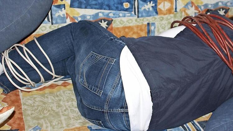 Auf dem eigenen Sofa gefesselt wurde Anna eine ganze Nacht lang von ihrem Ex-Freund gefoltert. Noch immer versucht sie, ihre traumatischen Erlebnisse zu verarbeiten.  Symboldbild: Manuel Stark